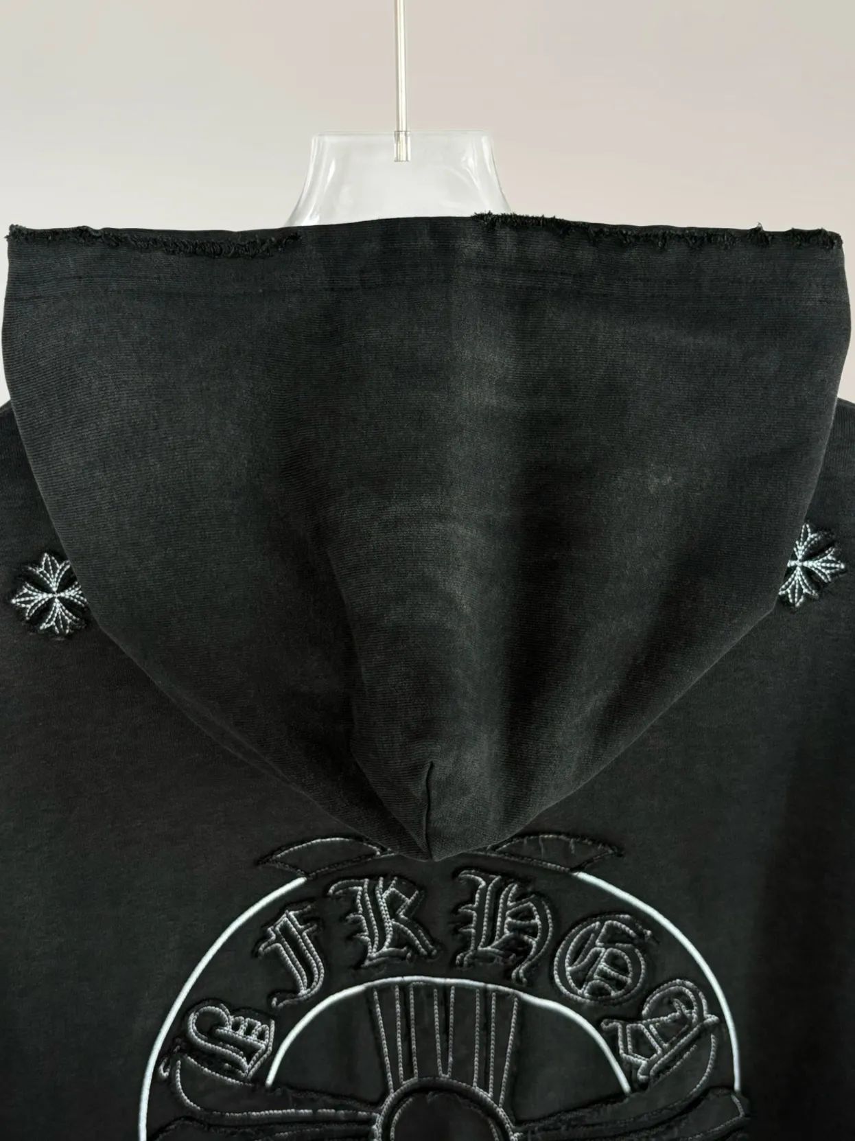 P340 [Higher version] Chrome Hearts*Chrome heart patch embroidered horseshoe logo‼ ️Hooded sweatshirt *Made of 430g pure cotton sweatshirt fabric with double yarns. The fabric is woven with double yarns and twisted together. The strength is 40% higher than that of single yarns, forming a three-dimensional texture similar to the texture of tripe. It not only maintains the moisture absorption and breathability of pure cotton, but also achieves "softness and not collapse" through double yarn thickening. The whole strip of Maliu scanning spray technology uses the washing process to produce a natural fading effect in parts, and the os version has a more lazy and loose feeling. *Laser burnt patch embroidery➕Frayed process: micro-label on the chest patch, large logo horseshoe pattern on the back, heavy laser burnt three-dimensional patch embroidery pattern design, washed and frayed, and the overall garment presents a lazy style. *Whether it is daily outings or sports and fitness, you can show your trendy attitude and become the focus of the street. Same style for men and women 𝐂𝐎𝐋𝐎𝐔𝐑: white, blue, black 𝐒𝐈𝐙𝐄: S-XL